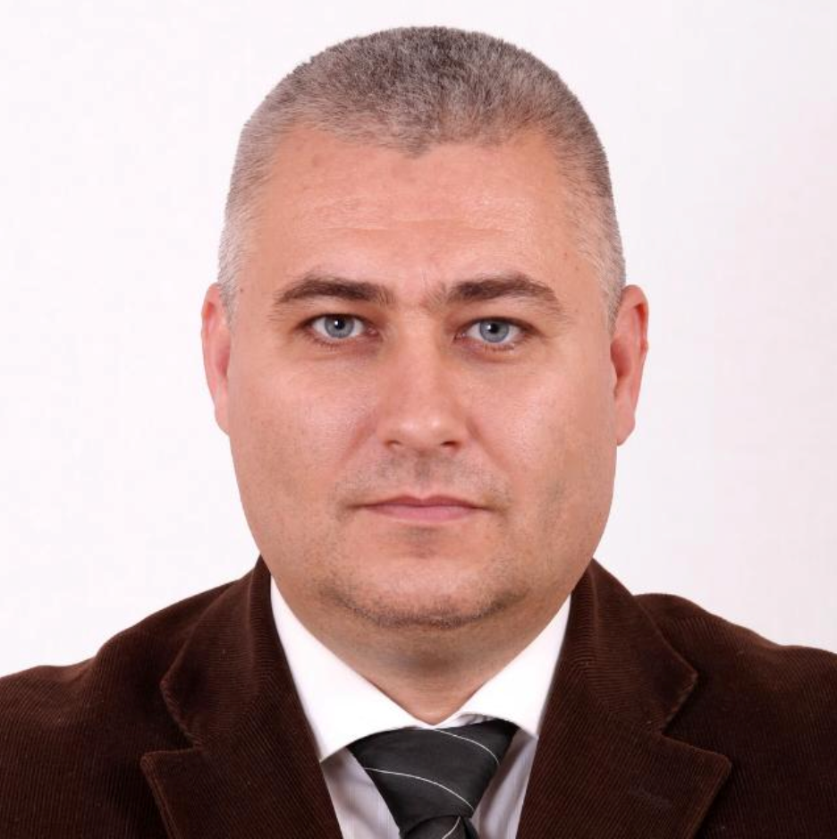 Avocat Cornaciu Cătălin în birou